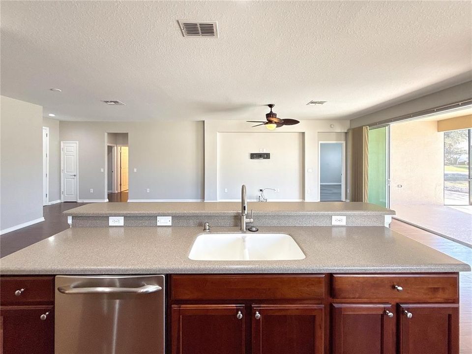 For Sale: $450,000 (3 beds, 2 baths, 1736 Square Feet)