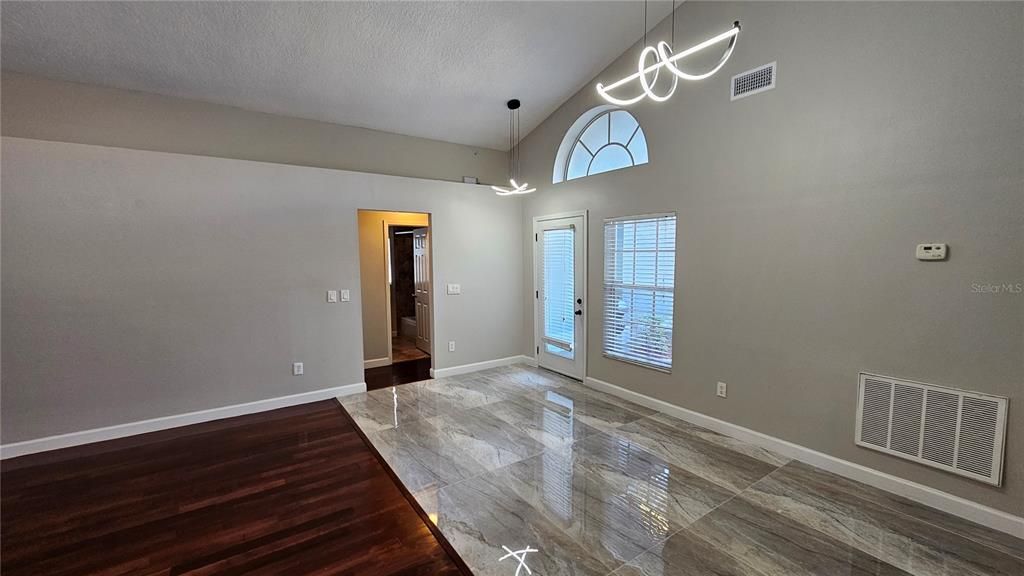 En Venta: $429,900 (3 camas, 2 baños, 1592 Pies cuadrados)