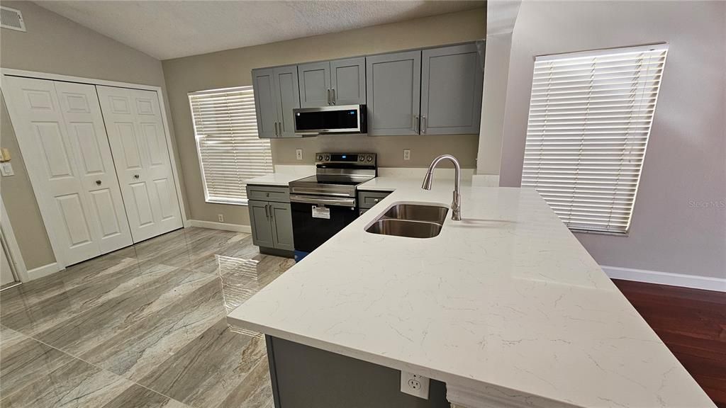 En Venta: $429,900 (3 camas, 2 baños, 1592 Pies cuadrados)