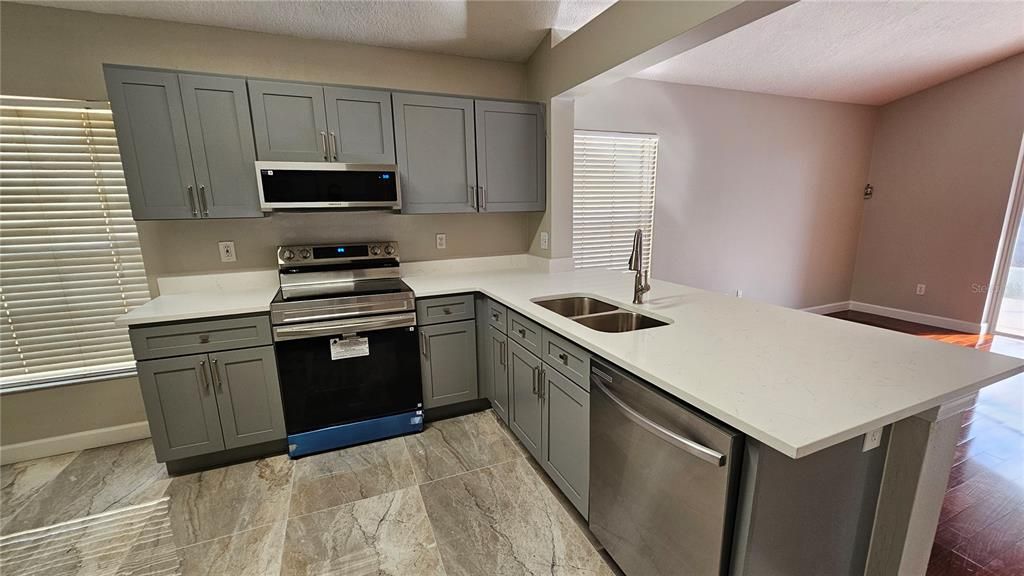 En Venta: $429,900 (3 camas, 2 baños, 1592 Pies cuadrados)