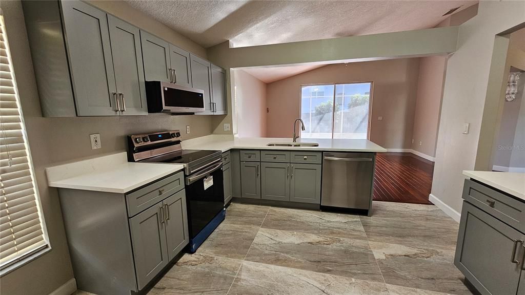 En Venta: $429,900 (3 camas, 2 baños, 1592 Pies cuadrados)