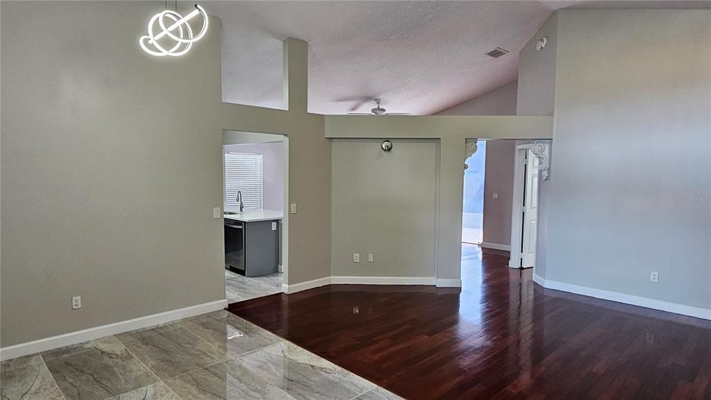 En Venta: $429,900 (3 camas, 2 baños, 1592 Pies cuadrados)