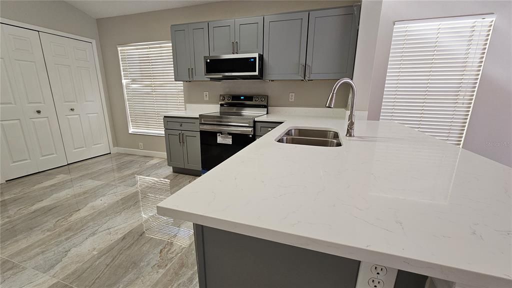 En Venta: $429,900 (3 camas, 2 baños, 1592 Pies cuadrados)