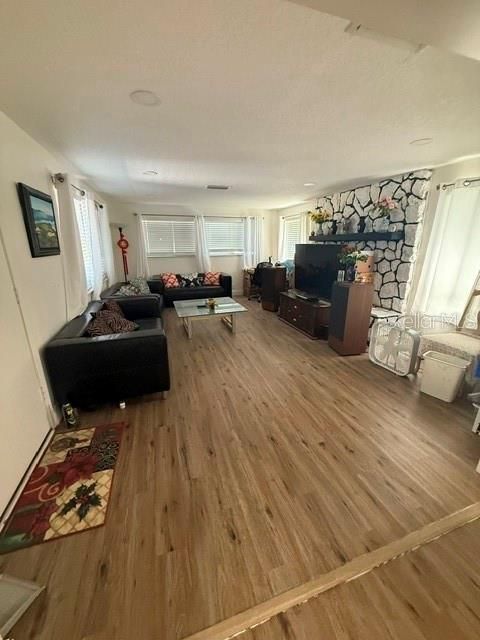 For Sale: $389,000 (4 beds, 2 baths, 1712 Square Feet)