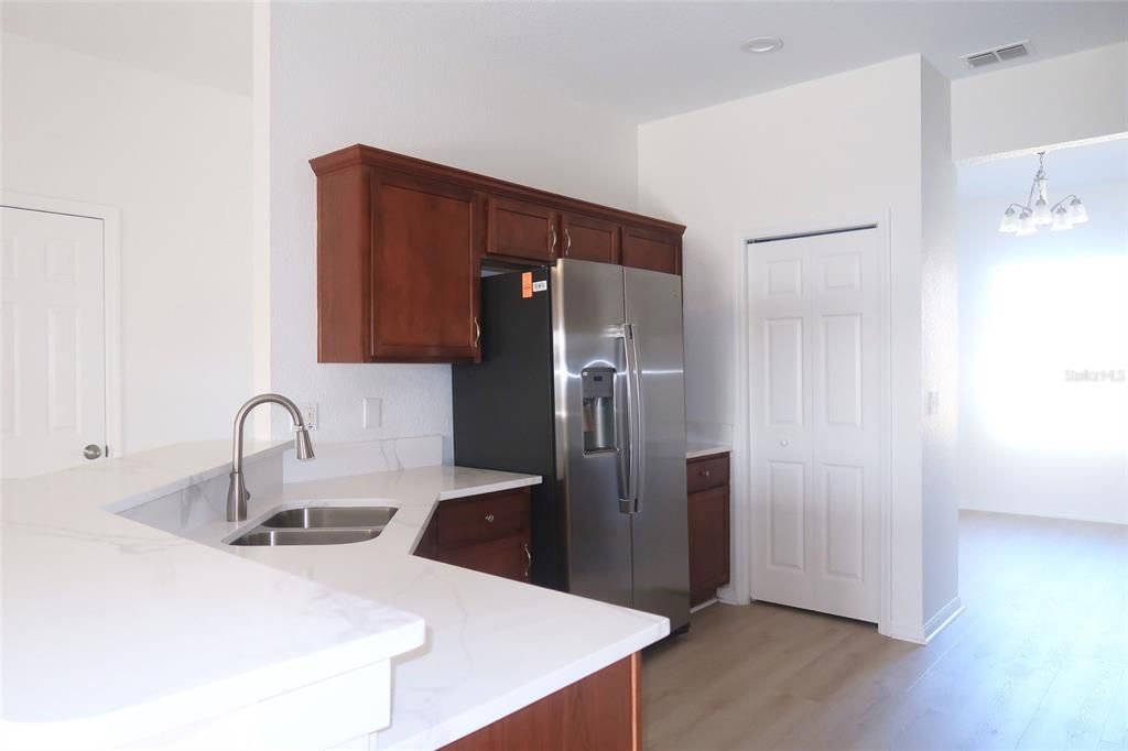 На продажу: $329,900 (4 спален, 3 ванн, 2020 Квадратных фут)