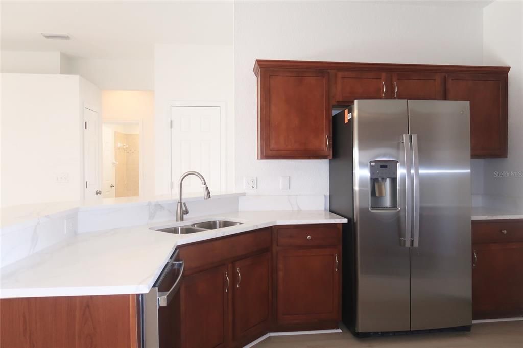 На продажу: $329,900 (4 спален, 3 ванн, 2020 Квадратных фут)