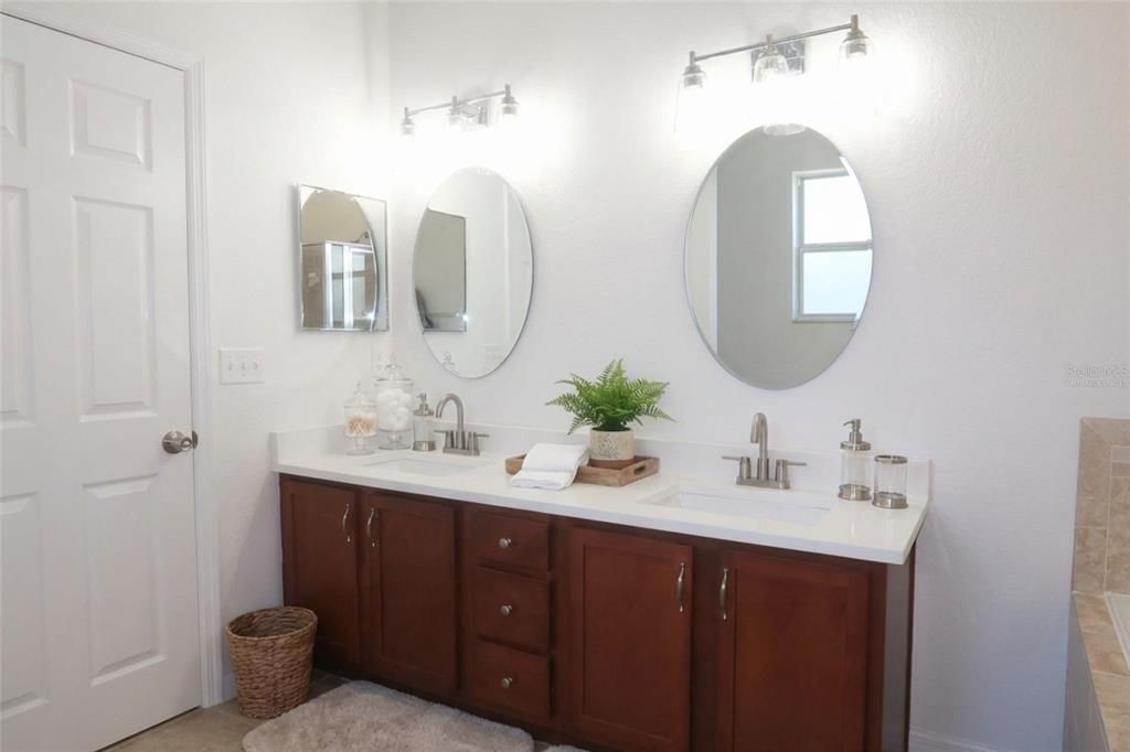 На продажу: $329,900 (4 спален, 3 ванн, 2020 Квадратных фут)