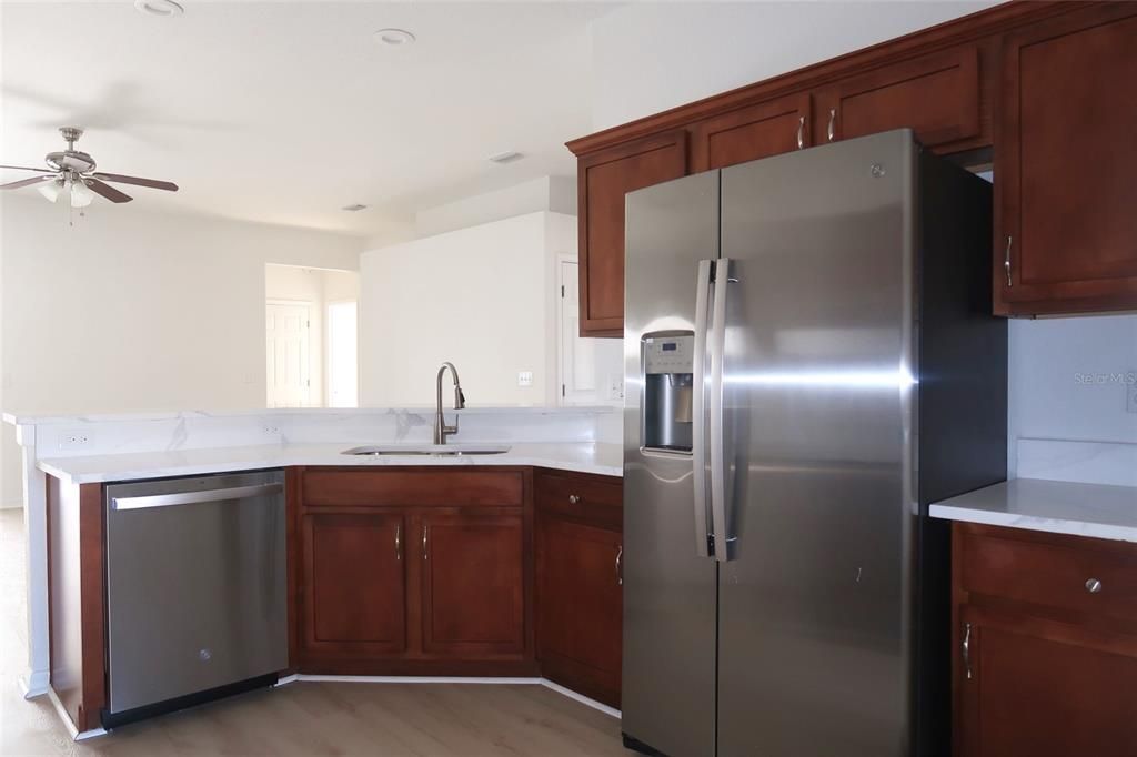 На продажу: $329,900 (4 спален, 3 ванн, 2020 Квадратных фут)