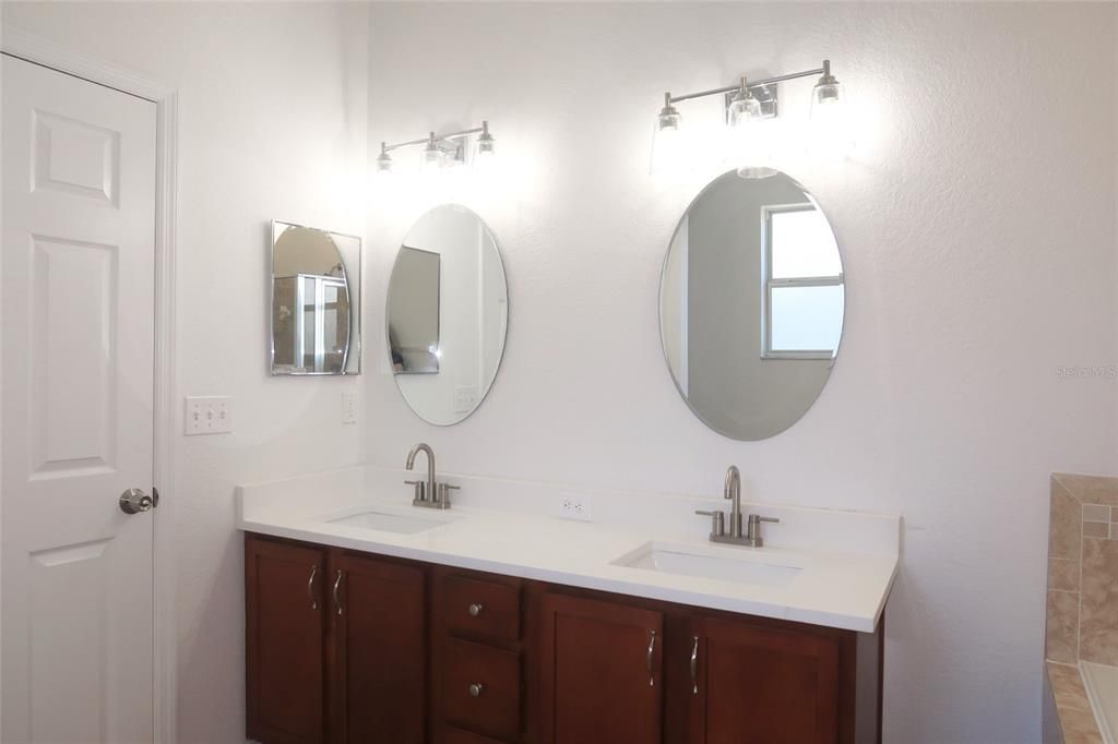 На продажу: $329,900 (4 спален, 3 ванн, 2020 Квадратных фут)