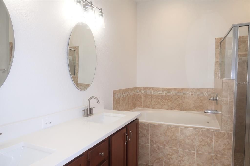 На продажу: $329,900 (4 спален, 3 ванн, 2020 Квадратных фут)