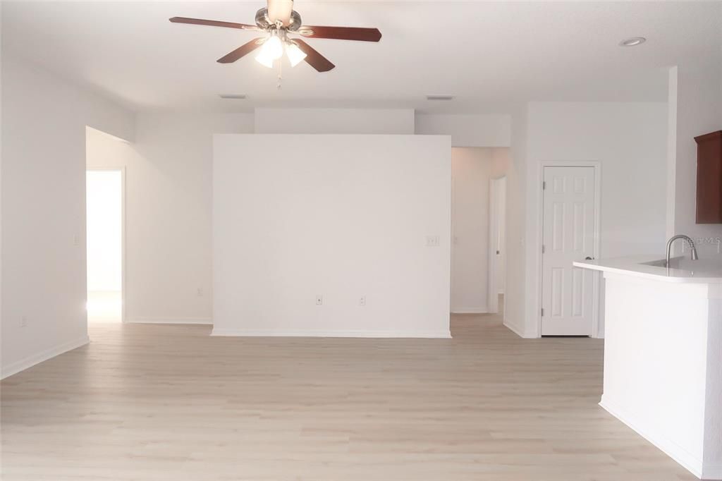 На продажу: $329,900 (4 спален, 3 ванн, 2020 Квадратных фут)