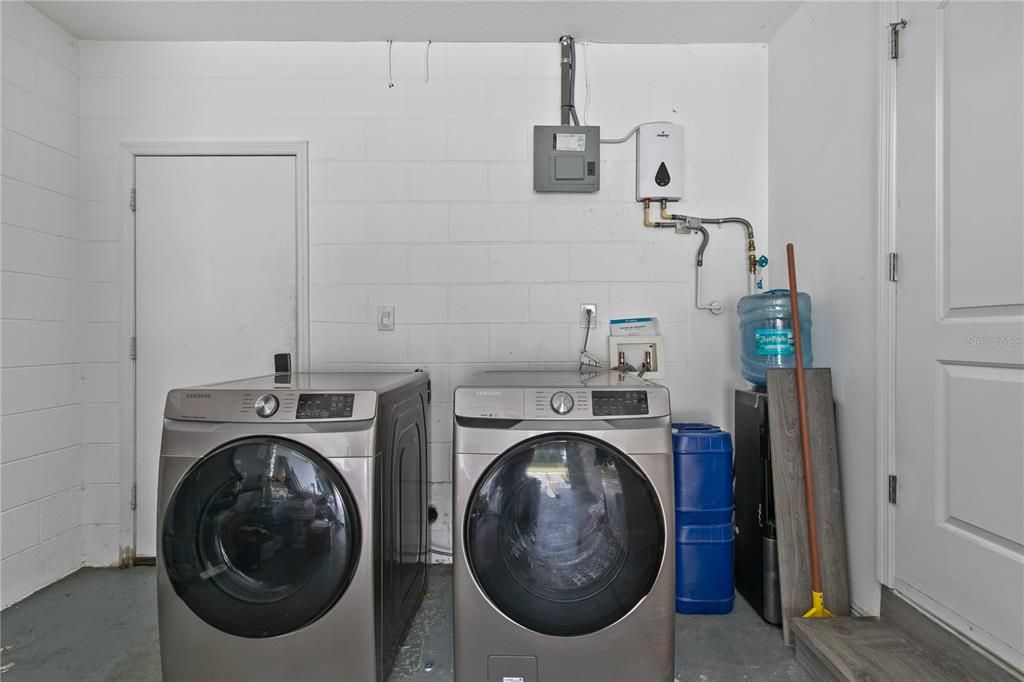 For Sale: $399,000 (3 beds, 2 baths, 1102 Square Feet)