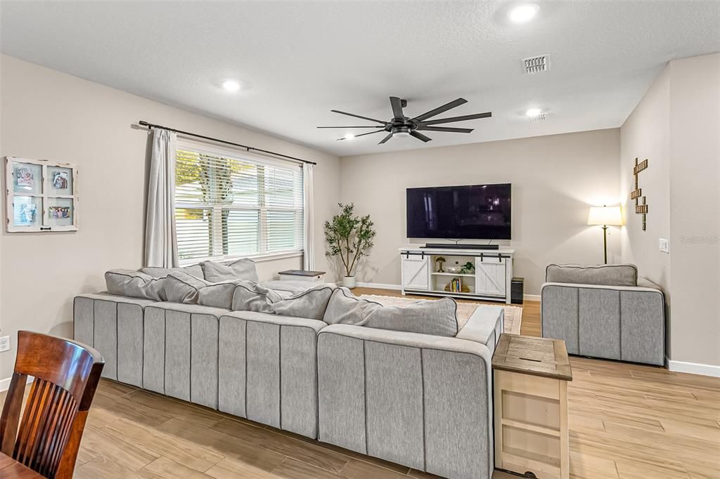 出租: $3,495 (5 贝兹, 3 浴室, 2420 平方英尺)