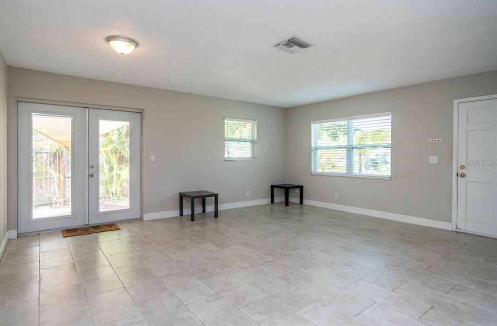 For Rent: $2,600 (3 beds, 1 baths, 1151 Square Feet)