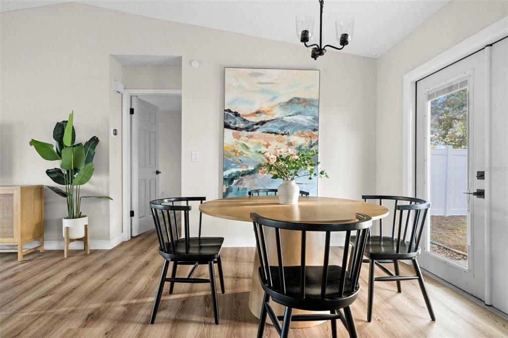 待售: $330,000 (2 贝兹, 2 浴室, 910 平方英尺)