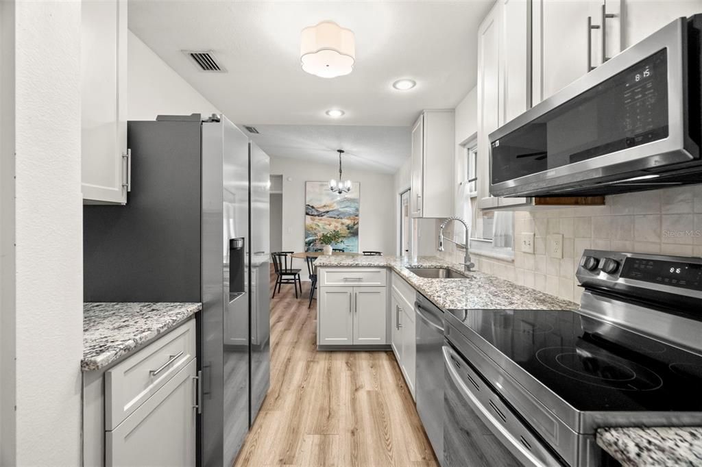 待售: $330,000 (2 贝兹, 2 浴室, 910 平方英尺)