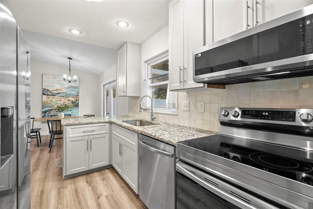 待售: $330,000 (2 贝兹, 2 浴室, 910 平方英尺)