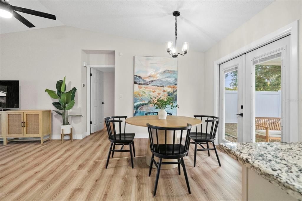 待售: $330,000 (2 贝兹, 2 浴室, 910 平方英尺)