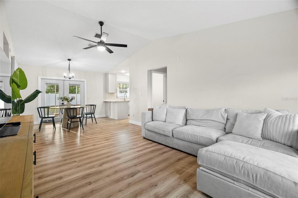 待售: $330,000 (2 贝兹, 2 浴室, 910 平方英尺)