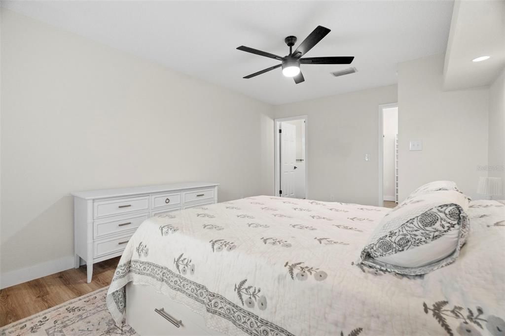 待售: $330,000 (2 贝兹, 2 浴室, 910 平方英尺)