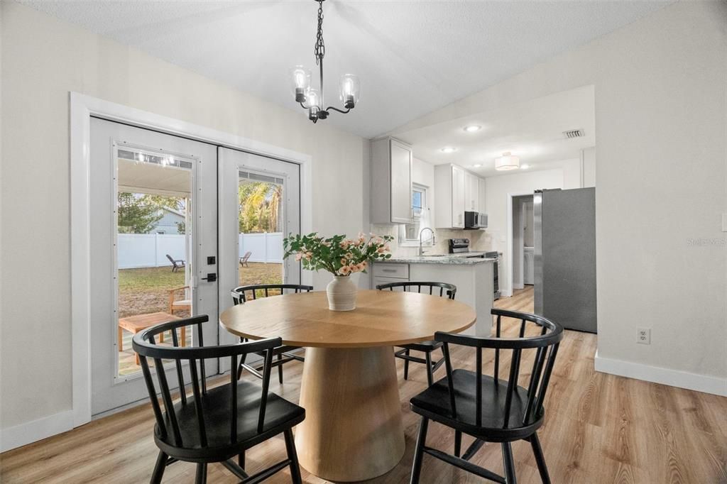 待售: $330,000 (2 贝兹, 2 浴室, 910 平方英尺)