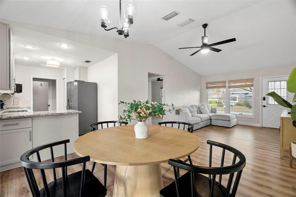 待售: $330,000 (2 贝兹, 2 浴室, 910 平方英尺)