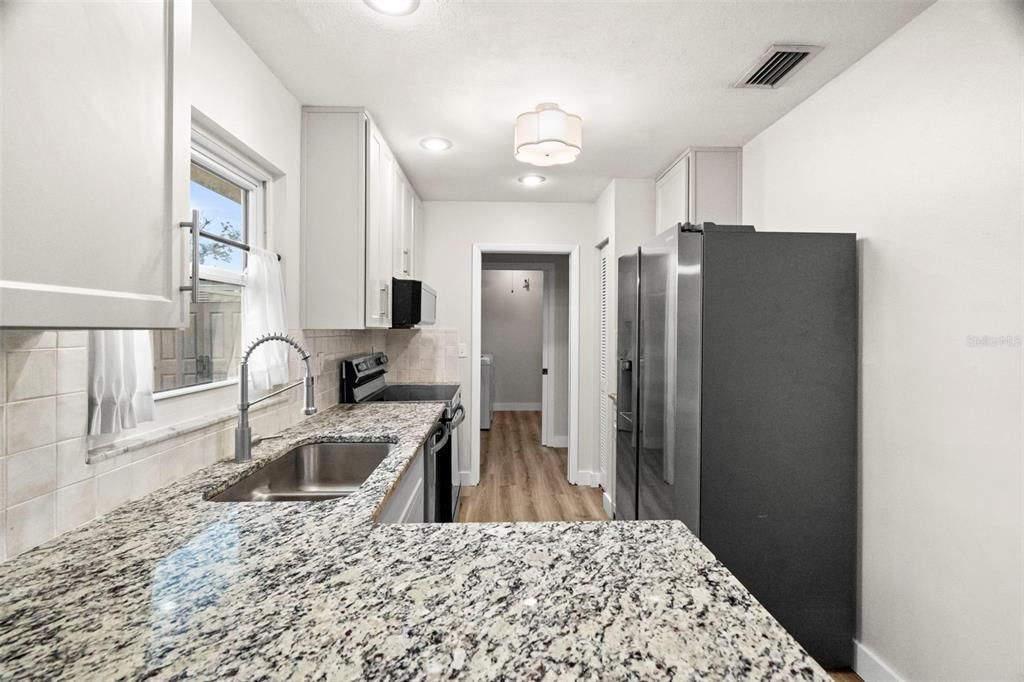 待售: $330,000 (2 贝兹, 2 浴室, 910 平方英尺)