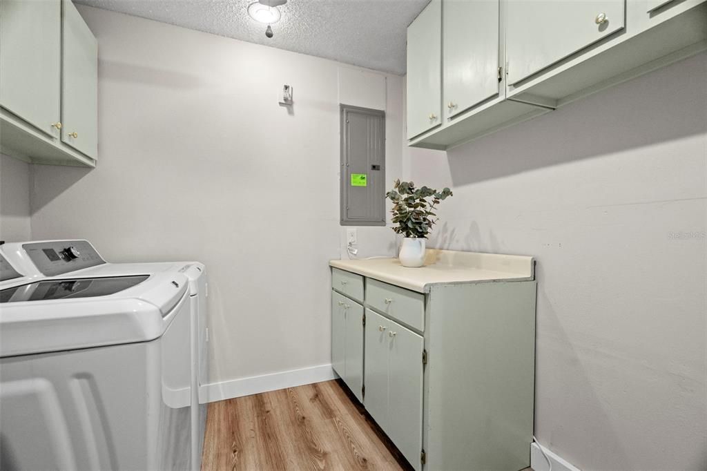 待售: $330,000 (2 贝兹, 2 浴室, 910 平方英尺)