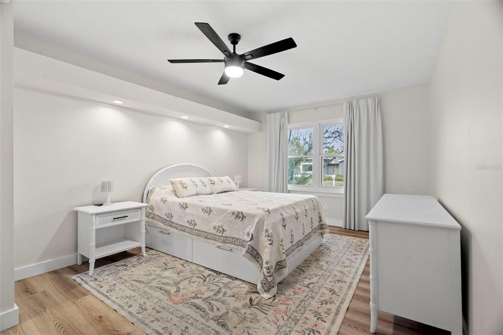 待售: $330,000 (2 贝兹, 2 浴室, 910 平方英尺)