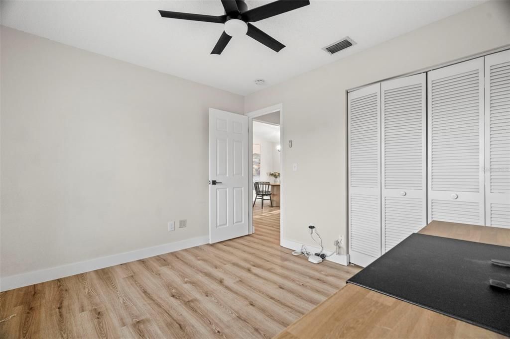 待售: $330,000 (2 贝兹, 2 浴室, 910 平方英尺)