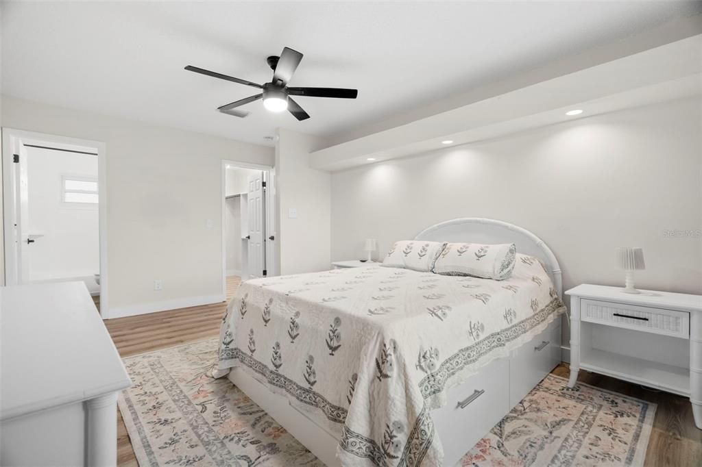 待售: $330,000 (2 贝兹, 2 浴室, 910 平方英尺)