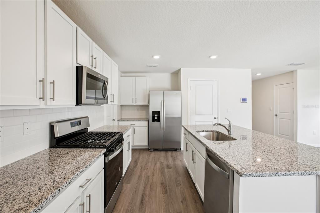 For Rent: $3,000 (5 beds, 3 baths, 2453 Square Feet)