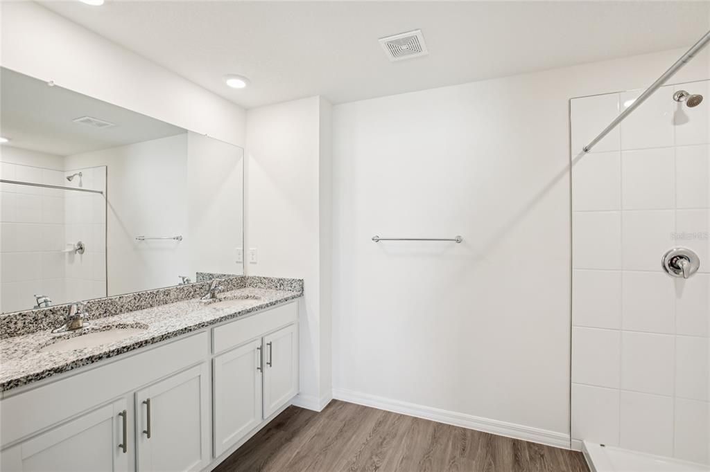 For Rent: $3,000 (5 beds, 3 baths, 2453 Square Feet)