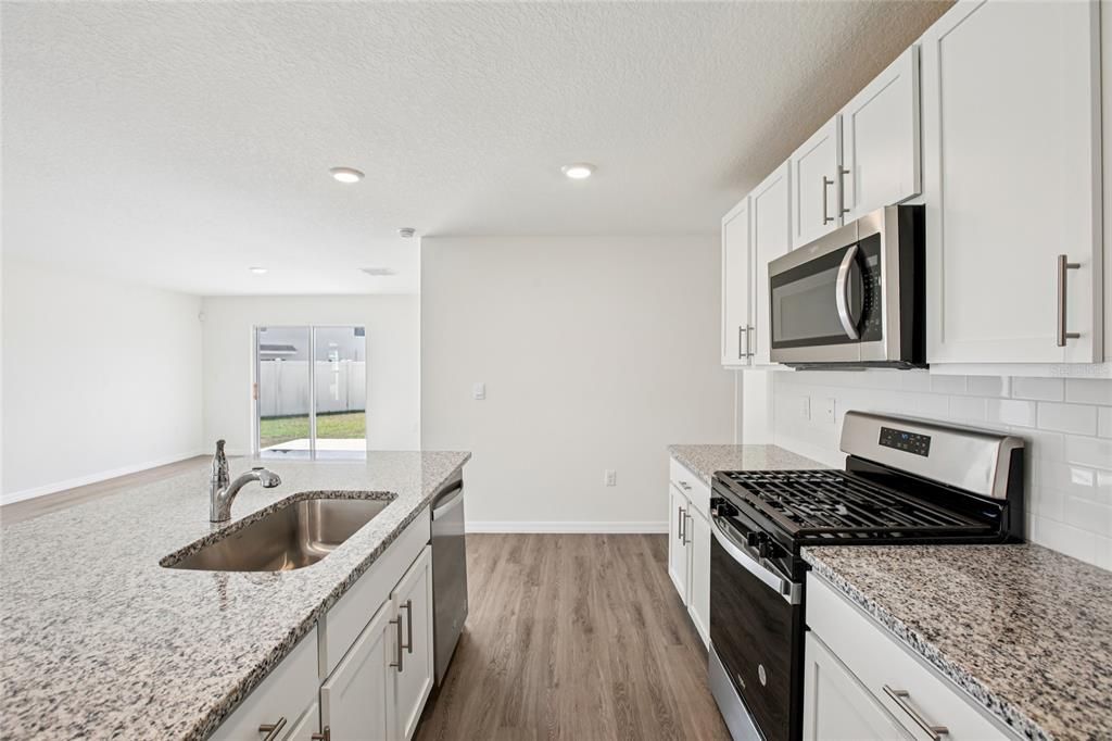 For Rent: $3,000 (5 beds, 3 baths, 2453 Square Feet)