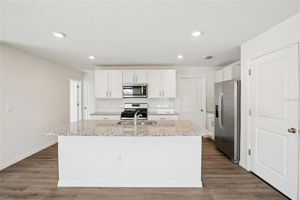 For Rent: $3,000 (5 beds, 3 baths, 2453 Square Feet)