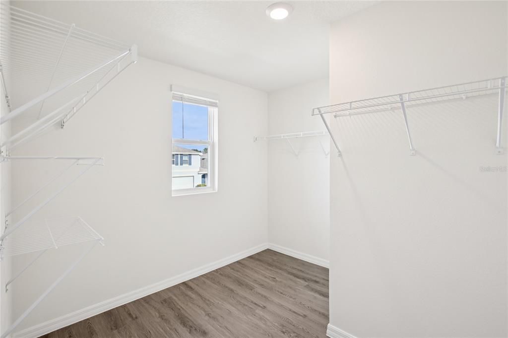 For Rent: $3,000 (5 beds, 3 baths, 2453 Square Feet)