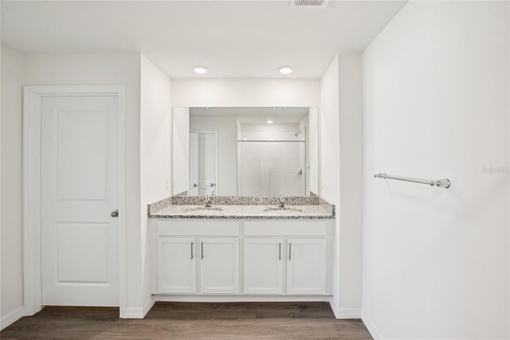 For Rent: $3,000 (5 beds, 3 baths, 2453 Square Feet)