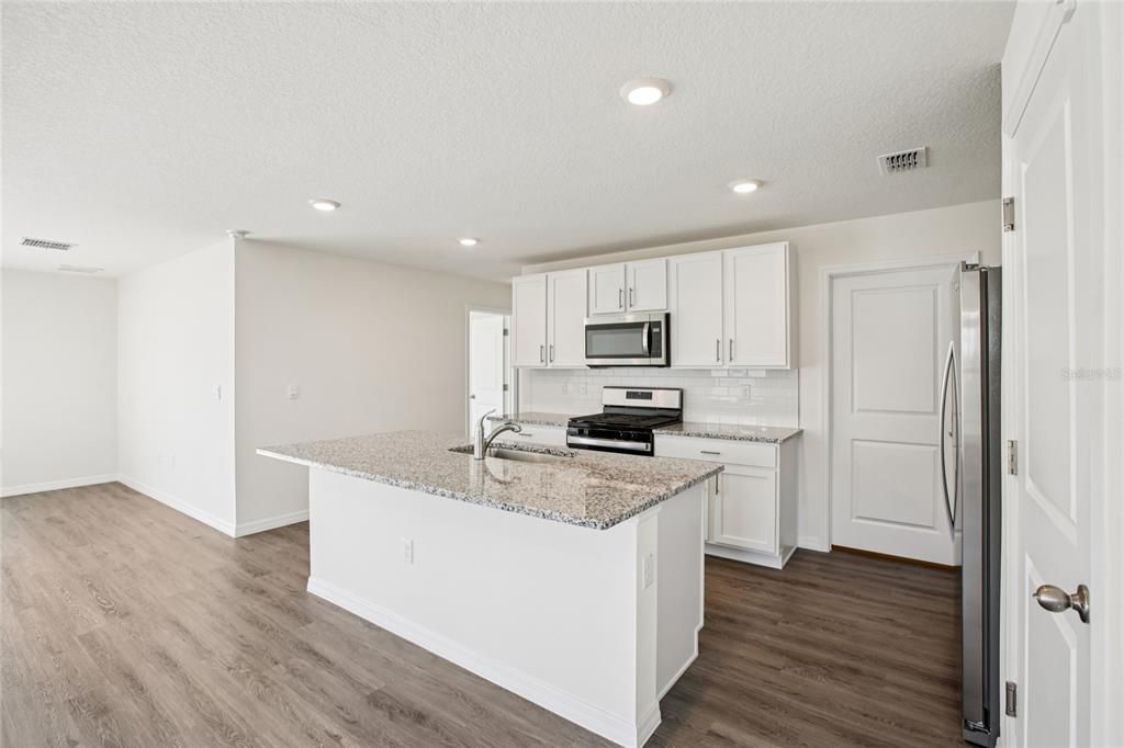 For Rent: $3,000 (5 beds, 3 baths, 2453 Square Feet)