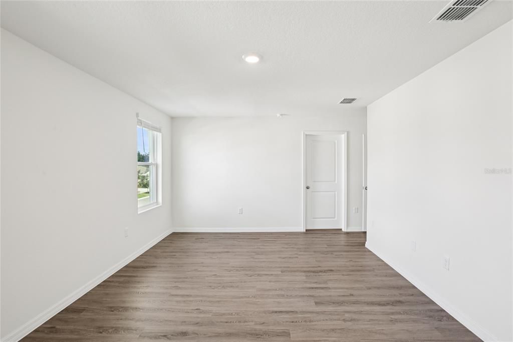 For Rent: $3,000 (5 beds, 3 baths, 2453 Square Feet)