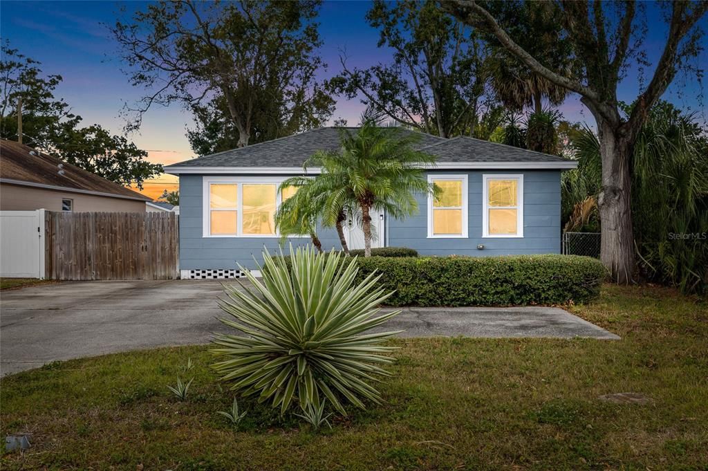 For Sale: $269,900 (2 beds, 1 baths, 888 Square Feet)