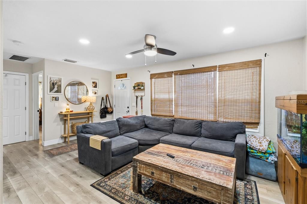 For Sale: $269,900 (2 beds, 1 baths, 888 Square Feet)