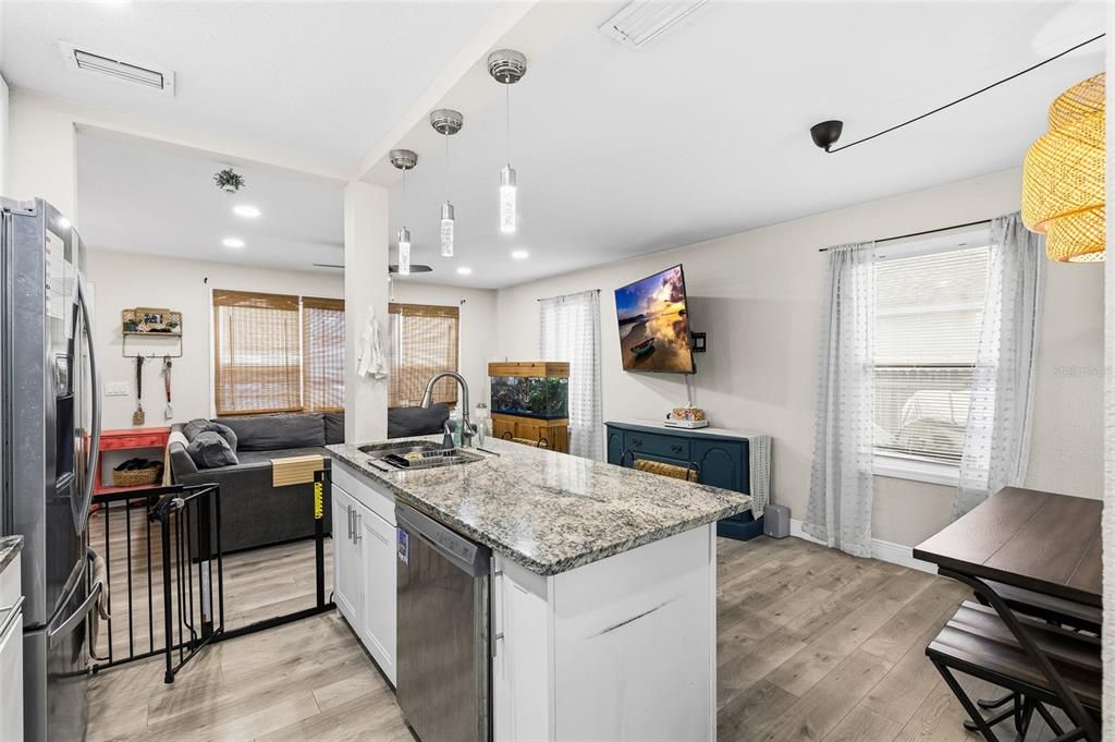 For Sale: $269,900 (2 beds, 1 baths, 888 Square Feet)