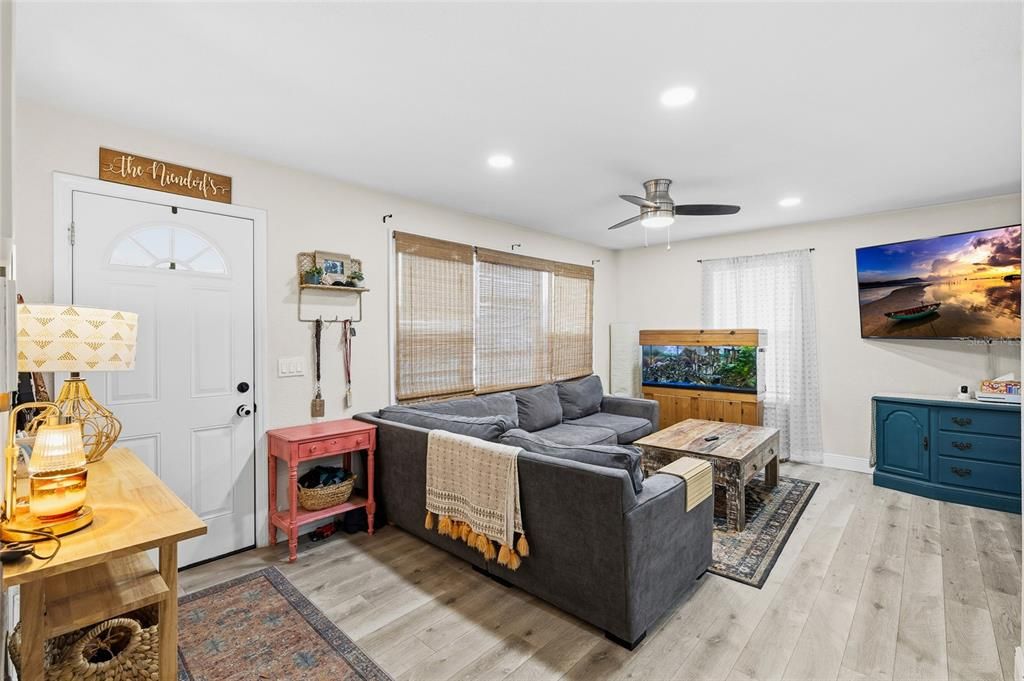 For Sale: $269,900 (2 beds, 1 baths, 888 Square Feet)