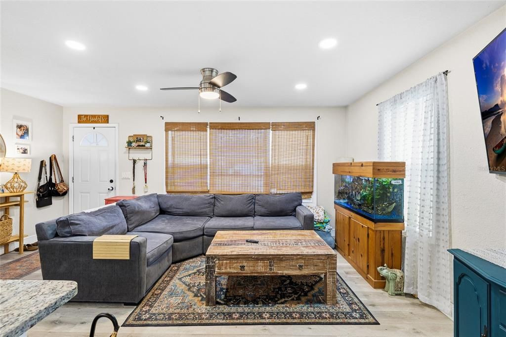 For Sale: $269,900 (2 beds, 1 baths, 888 Square Feet)