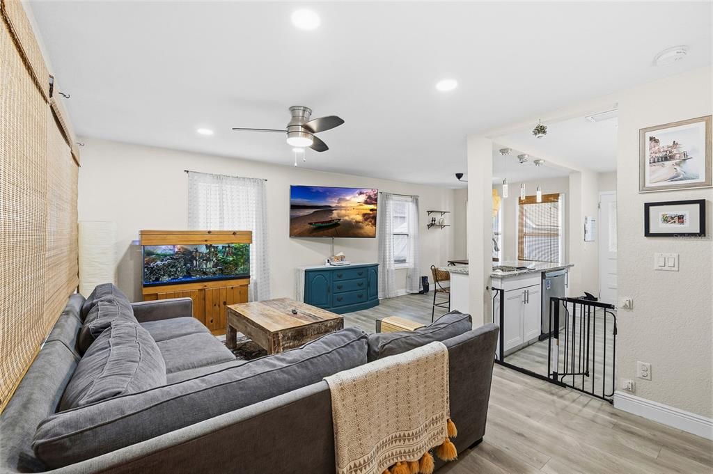 For Sale: $269,900 (2 beds, 1 baths, 888 Square Feet)