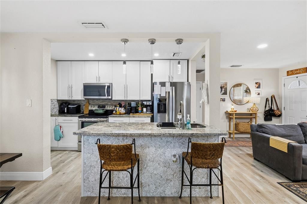 For Sale: $269,900 (2 beds, 1 baths, 888 Square Feet)