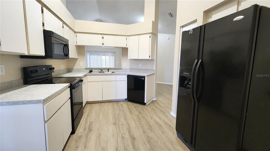 For Rent: $2,000 (3 beds, 2 baths, 1423 Square Feet)