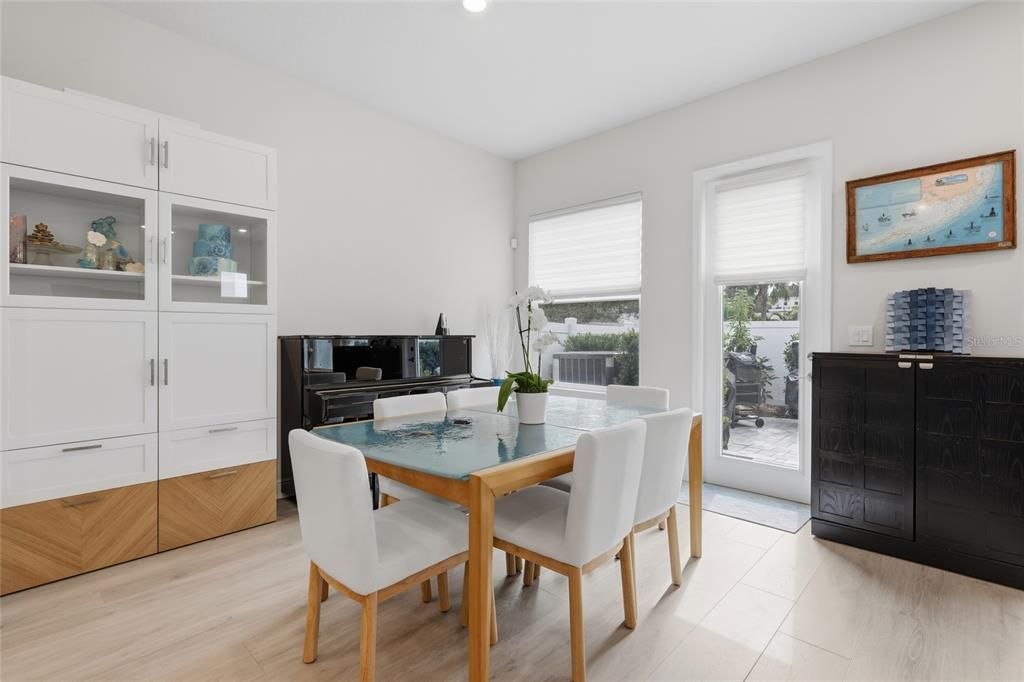 En Venta: $997,500 (4 camas, 3 baños, 2833 Pies cuadrados)