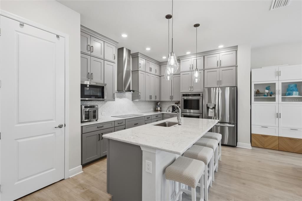 En Venta: $997,500 (4 camas, 3 baños, 2833 Pies cuadrados)