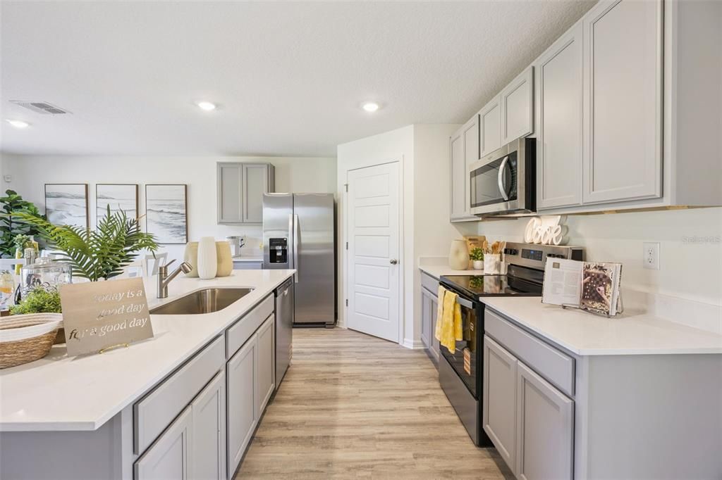 На продажу: $322,490 (4 спален, 2 ванн, 1498 Квадратных фут)